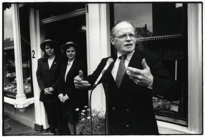 402232 Afbeelding van B. Bakker, eigenaar van Brood- en banketbakkerij M.J.Top en Zn. (Wittevrouwenstraat 2) te ...